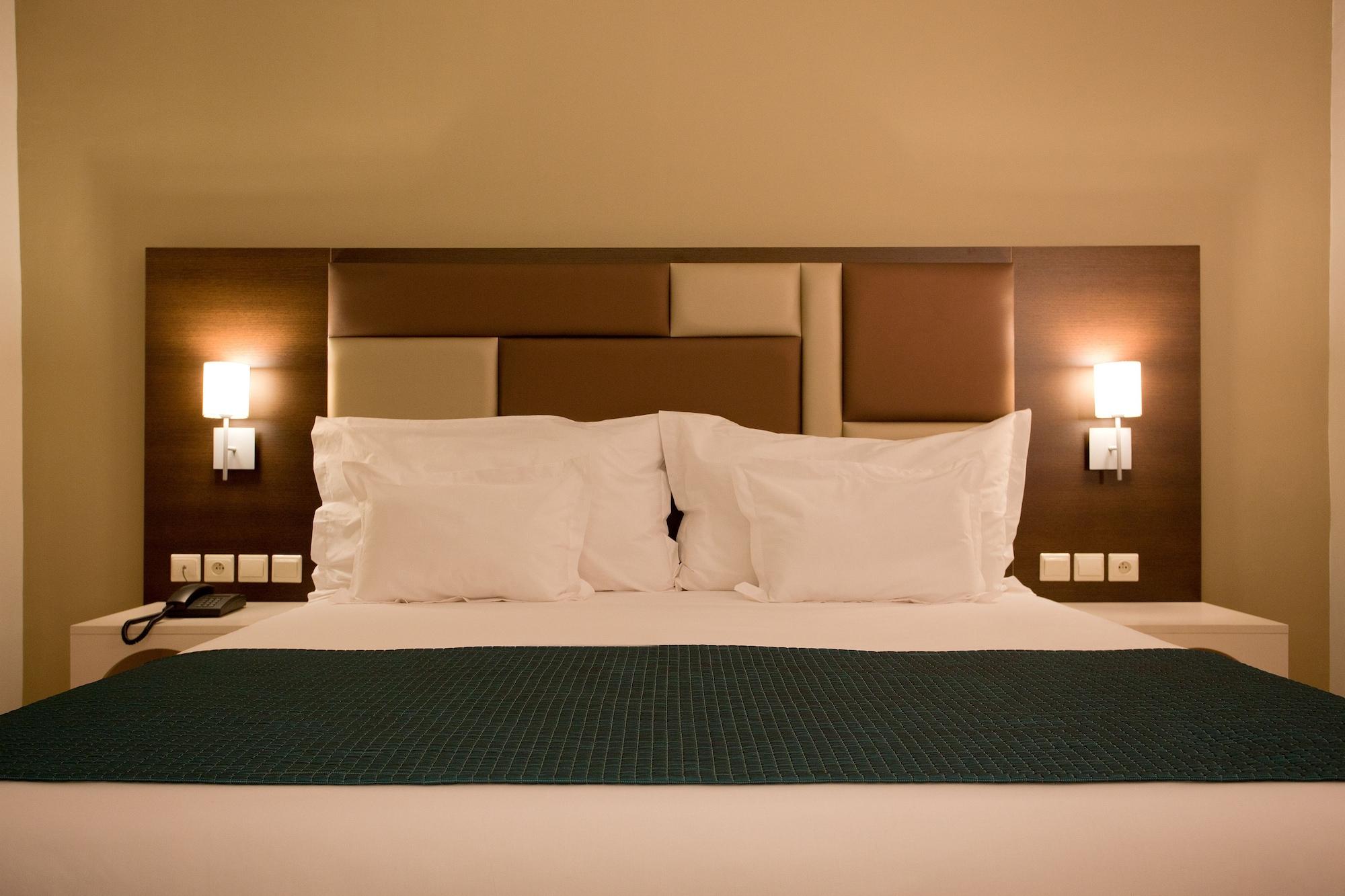 ホテル ケンジ ヨーロッパ アガディール エクステリア 写真 A bed with a headboard