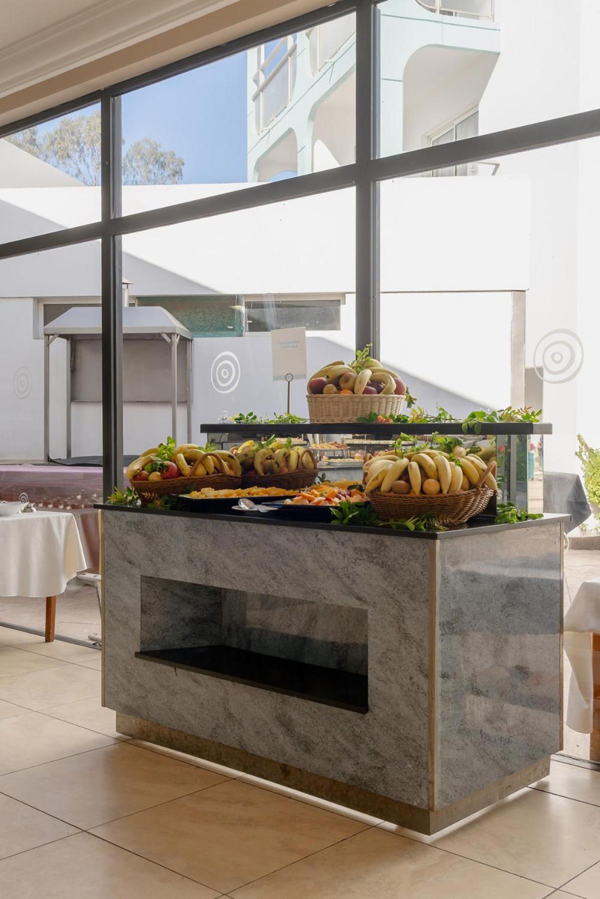 ホテル ケンジ ヨーロッパ アガディール エクステリア 写真 A buffet at a hotel