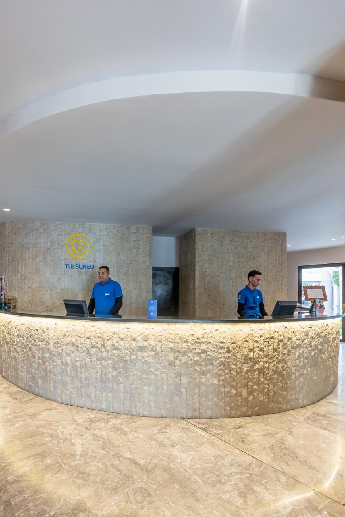 ホテル ケンジ ヨーロッパ アガディール エクステリア 写真 Reception desk at the airport