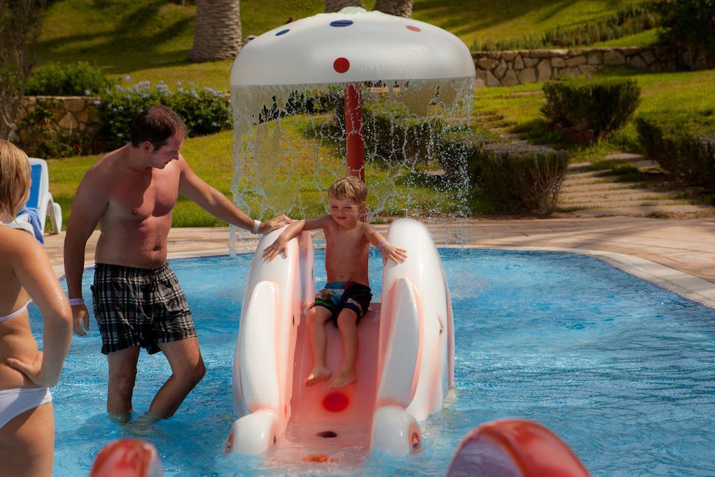 ホテル ケンジ ヨーロッパ アガディール エクステリア 写真 A child on a water slide