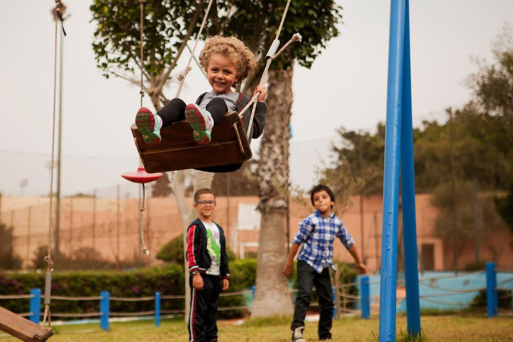 ホテル ケンジ ヨーロッパ アガディール エクステリア 写真 Children playing on a swing